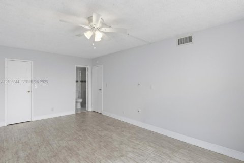 Copropriété à louer à Hallandale Beach, Floride: 2 chambres, 102.19 m2 № 2417501 - photo 20