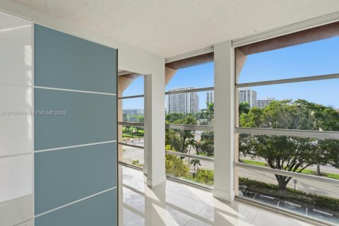 Copropriété à louer à Hallandale Beach, Floride: 2 chambres, 102.19 m2 № 2417501 - photo 12