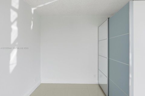 Copropriété à louer à Hallandale Beach, Floride: 2 chambres, 102.19 m2 № 2417501 - photo 13