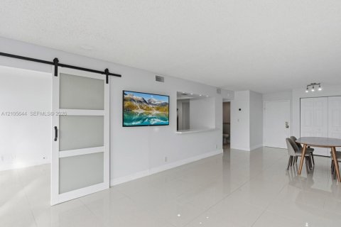 Copropriété à louer à Hallandale Beach, Floride: 2 chambres, 102.19 m2 № 2417501 - photo 3