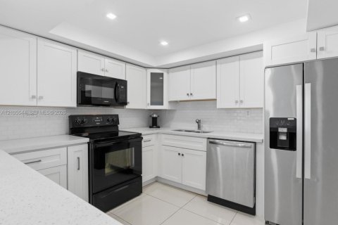 Copropriété à louer à Hallandale Beach, Floride: 2 chambres, 102.19 m2 № 2417501 - photo 6