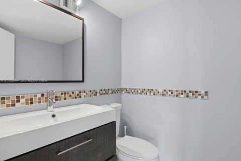 Copropriété à louer à Hallandale Beach, Floride: 2 chambres, 102.19 m2 № 2417501 - photo 16