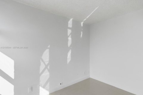 Copropriété à louer à Hallandale Beach, Floride: 2 chambres, 102.19 m2 № 2417501 - photo 14