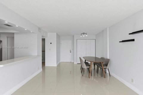 Copropriété à louer à Hallandale Beach, Floride: 2 chambres, 102.19 m2 № 2417501 - photo 8