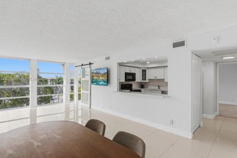 Copropriété à louer à Hallandale Beach, Floride: 2 chambres, 102.19 m2 № 2417501 - photo 4