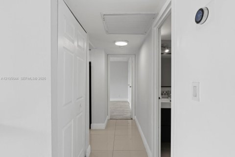 Copropriété à louer à Hallandale Beach, Floride: 2 chambres, 102.19 m2 № 2417501 - photo 17