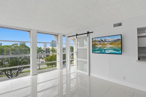 Copropriété à louer à Hallandale Beach, Floride: 2 chambres, 102.19 m2 № 2417501 - photo 10