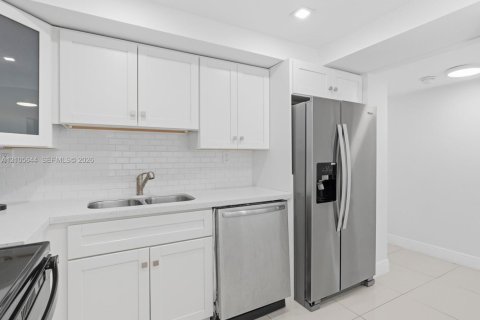 Copropriété à louer à Hallandale Beach, Floride: 2 chambres, 102.19 m2 № 2417501 - photo 7