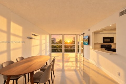Condo à Hallandale Beach, Floride, 2 chambres  № 2417501