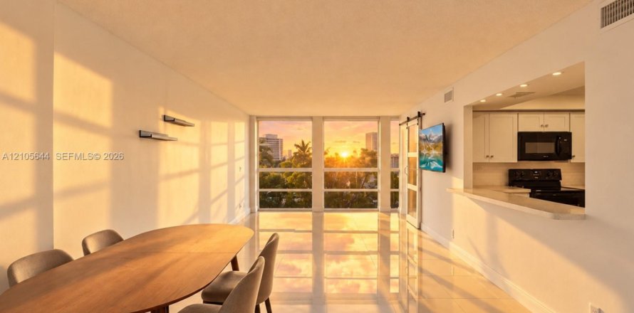 Condo à Hallandale Beach, Floride, 2 chambres  № 2417501
