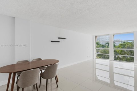 Copropriété à louer à Hallandale Beach, Floride: 2 chambres, 102.19 m2 № 2417501 - photo 9