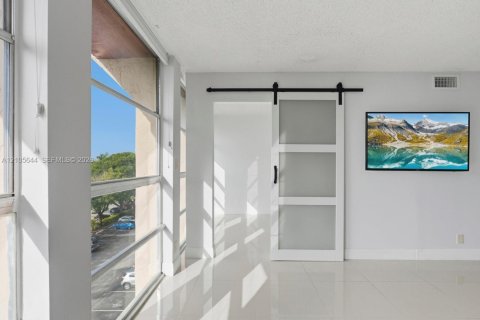 Copropriété à louer à Hallandale Beach, Floride: 2 chambres, 102.19 m2 № 2417501 - photo 11