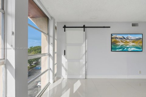 Copropriété à louer à Hallandale Beach, Floride: 2 chambres, 102.19 m2 № 2417501 - photo 15