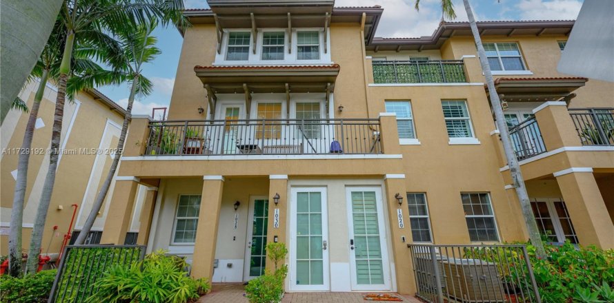 Adosado en Pembroke Pines, Florida 3 dormitorios, 162.11 m2 № 1710131