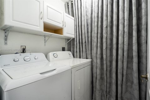 House in Pembroke Pines, Florida 4 bedrooms, 224.82 sq.m. № 1994750 - photo 30