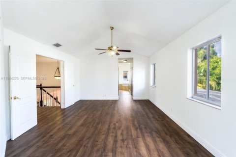 House in Pembroke Pines, Florida 4 bedrooms, 224.82 sq.m. № 1994750 - photo 15