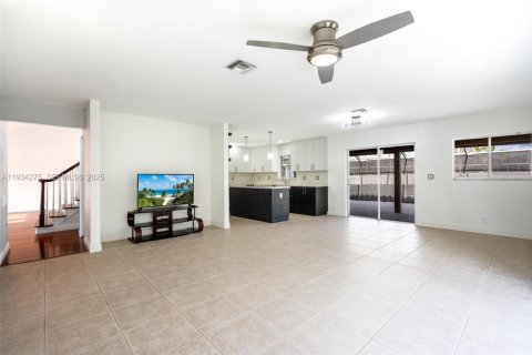 House in Pembroke Pines, Florida 4 bedrooms, 224.82 sq.m. № 1994750 - photo 8