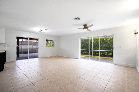 House in Pembroke Pines, Florida 4 bedrooms, 224.82 sq.m. № 1994750 - photo 10