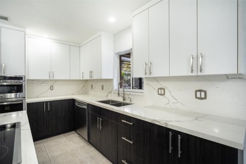 House in Pembroke Pines, Florida 4 bedrooms, 224.82 sq.m. № 1994750 - photo 6