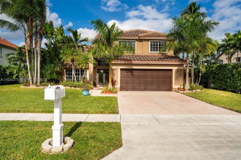 House in Pembroke Pines, Florida 4 bedrooms, 224.82 sq.m. № 1994750 - photo 2