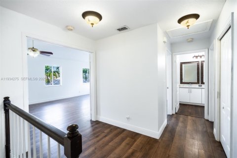 House in Pembroke Pines, Florida 4 bedrooms, 224.82 sq.m. № 1994750 - photo 13