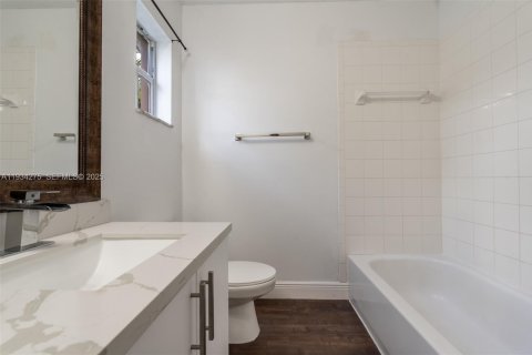 House in Pembroke Pines, Florida 4 bedrooms, 224.82 sq.m. № 1994750 - photo 24