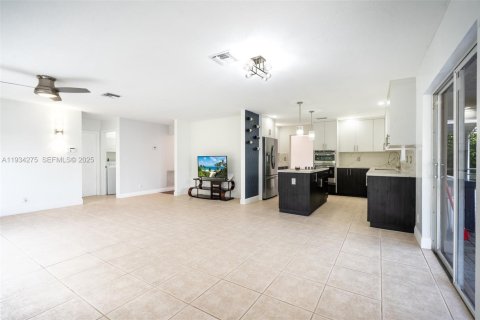 House in Pembroke Pines, Florida 4 bedrooms, 224.82 sq.m. № 1994750 - photo 9