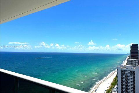 Condo in Hallandale Beach, Florida, 3 bedrooms  № 2038833