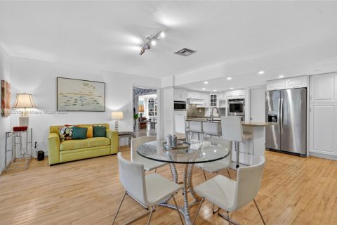 Villa ou maison à vendre à Palmetto Bay, Floride: 4 chambres, 221.48 m2 № 1930057 - photo 13