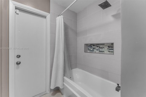 Villa ou maison à vendre à Miami, Floride: 4 chambres, 175.03 m2 № 2085696 - photo 5