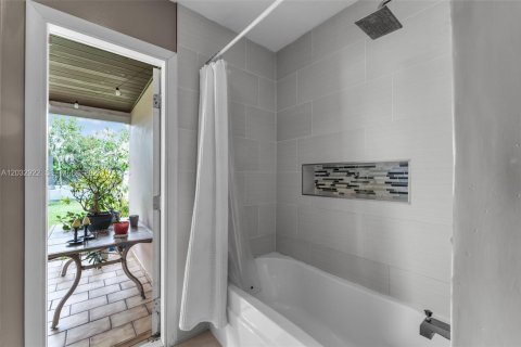 Villa ou maison à vendre à Miami, Floride: 4 chambres, 175.03 m2 № 2085696 - photo 6