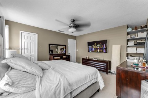 Villa ou maison à vendre à Miami, Floride: 4 chambres, 175.03 m2 № 2085696 - photo 13
