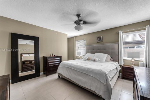 Villa ou maison à vendre à Miami, Floride: 4 chambres, 175.03 m2 № 2085696 - photo 12