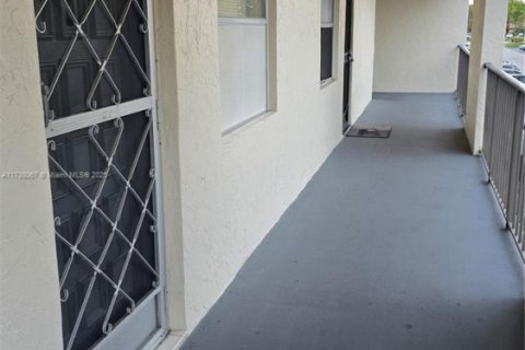 Condo in Lauderdale Lakes, Florida, 1 bedroom  № 1487101 - photo 4