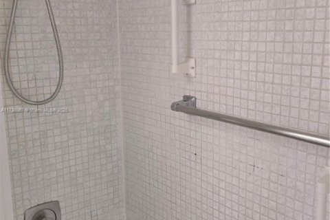 Condo in Lauderdale Lakes, Florida, 1 bedroom  № 1487101 - photo 13