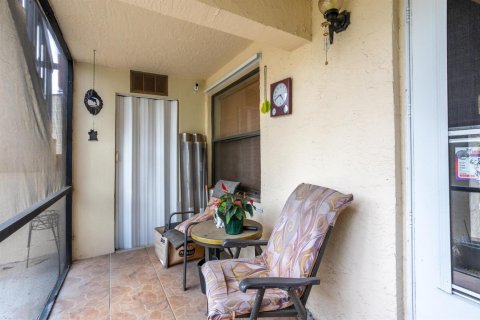Купить кондоминиум в Лейк-Уорт, Флорида 7 комнат, 68.28м2, № 2083125 - фото 2