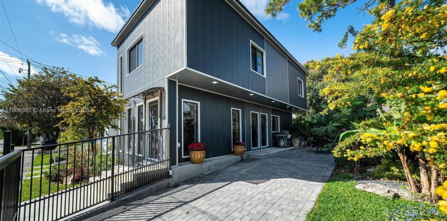 House in Miami, Florida 3 bedrooms, 133.78 sq.m. № 1969654