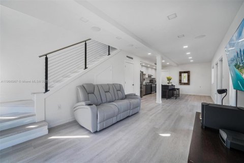 House in Miami, Florida 3 bedrooms, 133.78 sq.m. № 1969654 - photo 3