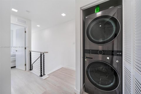 House in Miami, Florida 3 bedrooms, 133.78 sq.m. № 1969654 - photo 17