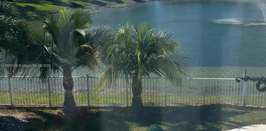 House in Homestead, Florida 4 bedrooms, 163.69 sq.m. № 1892041