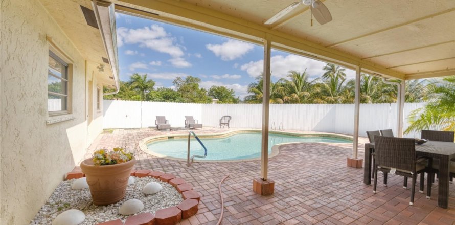 Casa en Plantation, Florida 3 dormitorios, 166.02 m2 № 1132678
