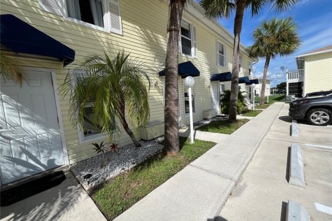 Townhouse in Punta Gorda, Florida 2 bedrooms, 100.15 sq.m. № 2393551 - photo 19