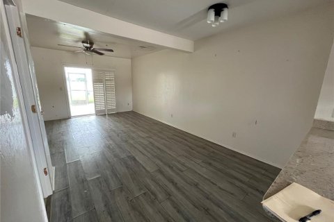 Townhouse in Punta Gorda, Florida 2 bedrooms, 100.15 sq.m. № 2393551 - photo 4