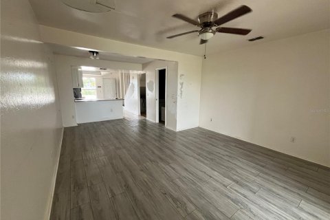 Townhouse in Punta Gorda, Florida 2 bedrooms, 100.15 sq.m. № 2393551 - photo 5