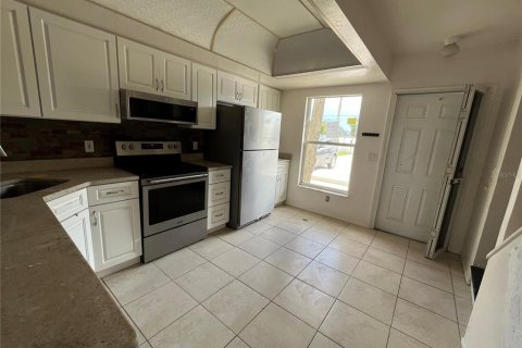 Townhouse in Punta Gorda, Florida 2 bedrooms, 100.15 sq.m. № 2393551 - photo 2