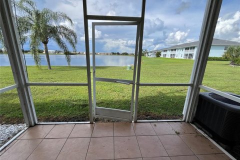 Townhouse in Punta Gorda, Florida 2 bedrooms, 100.15 sq.m. № 2393551 - photo 24
