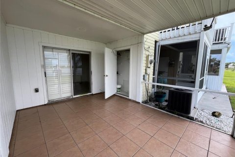Townhouse in Punta Gorda, Florida 2 bedrooms, 100.15 sq.m. № 2393551 - photo 15