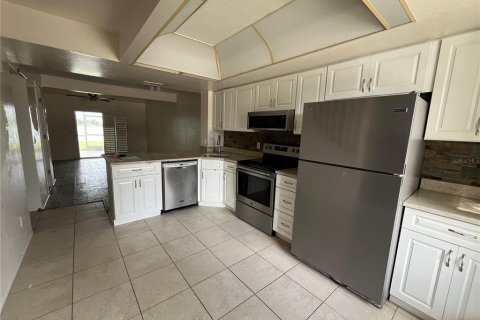 Townhouse in Punta Gorda, Florida 2 bedrooms, 100.15 sq.m. № 2393551 - photo 3