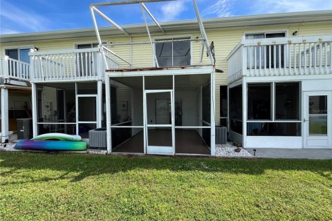Townhouse in Punta Gorda, Florida 2 bedrooms, 100.15 sq.m. № 2393551 - photo 21