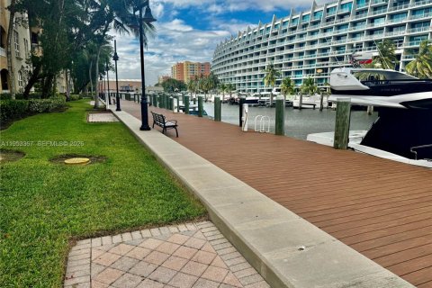 Condo in Aventura, Florida, 2 bedrooms  № 2009744 - photo 30